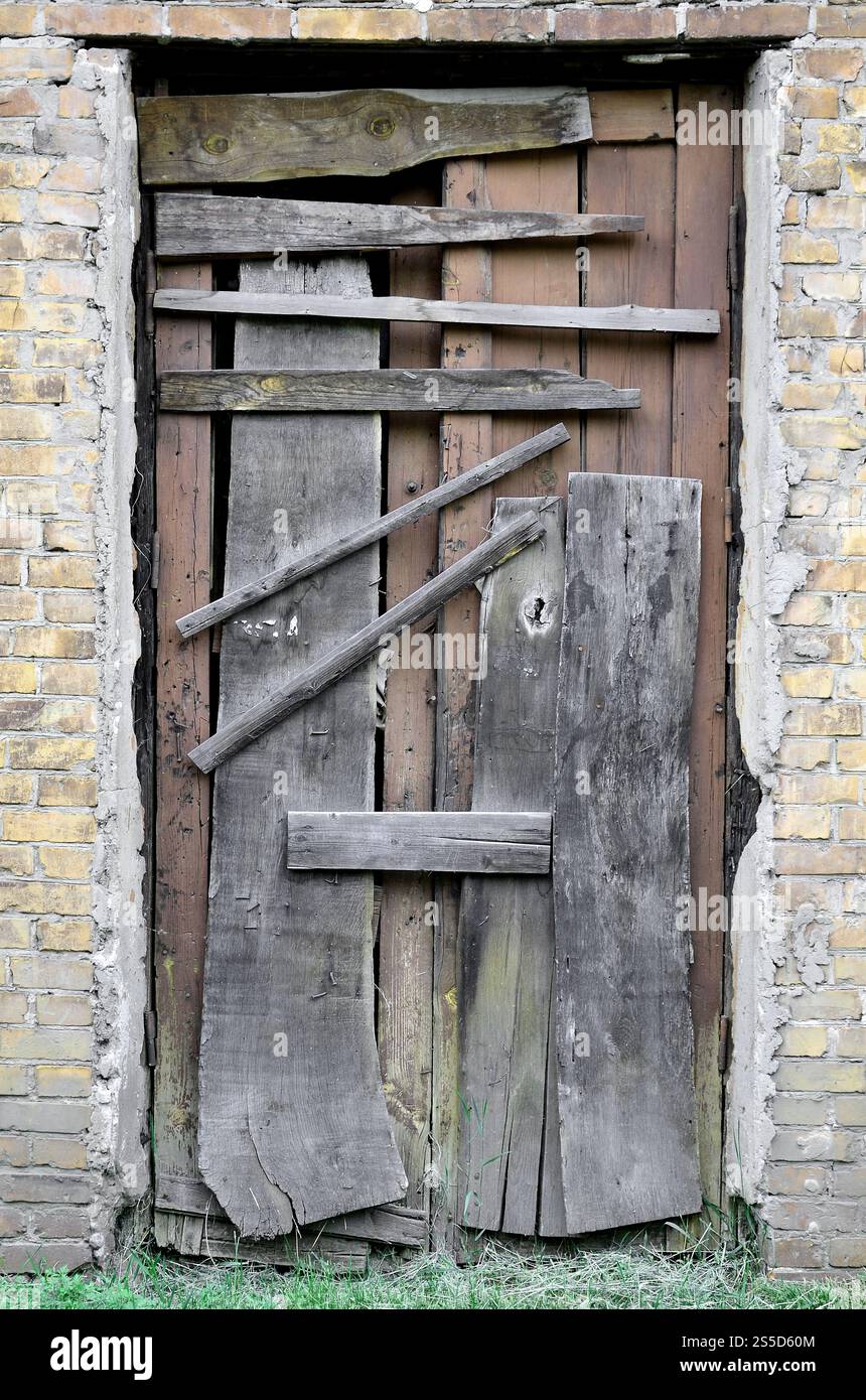 Ich habe eine Holztür zu einem alten verlassenen Haus verkabelt Stockfoto