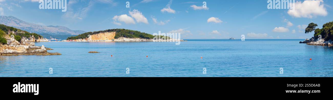 Schönen Ionischen Meer morgen Sommer Küste Blick vom Strand (Ksamil, Albanien). Vier Schüsse stitch hochauflösende Panorama. Stockfoto