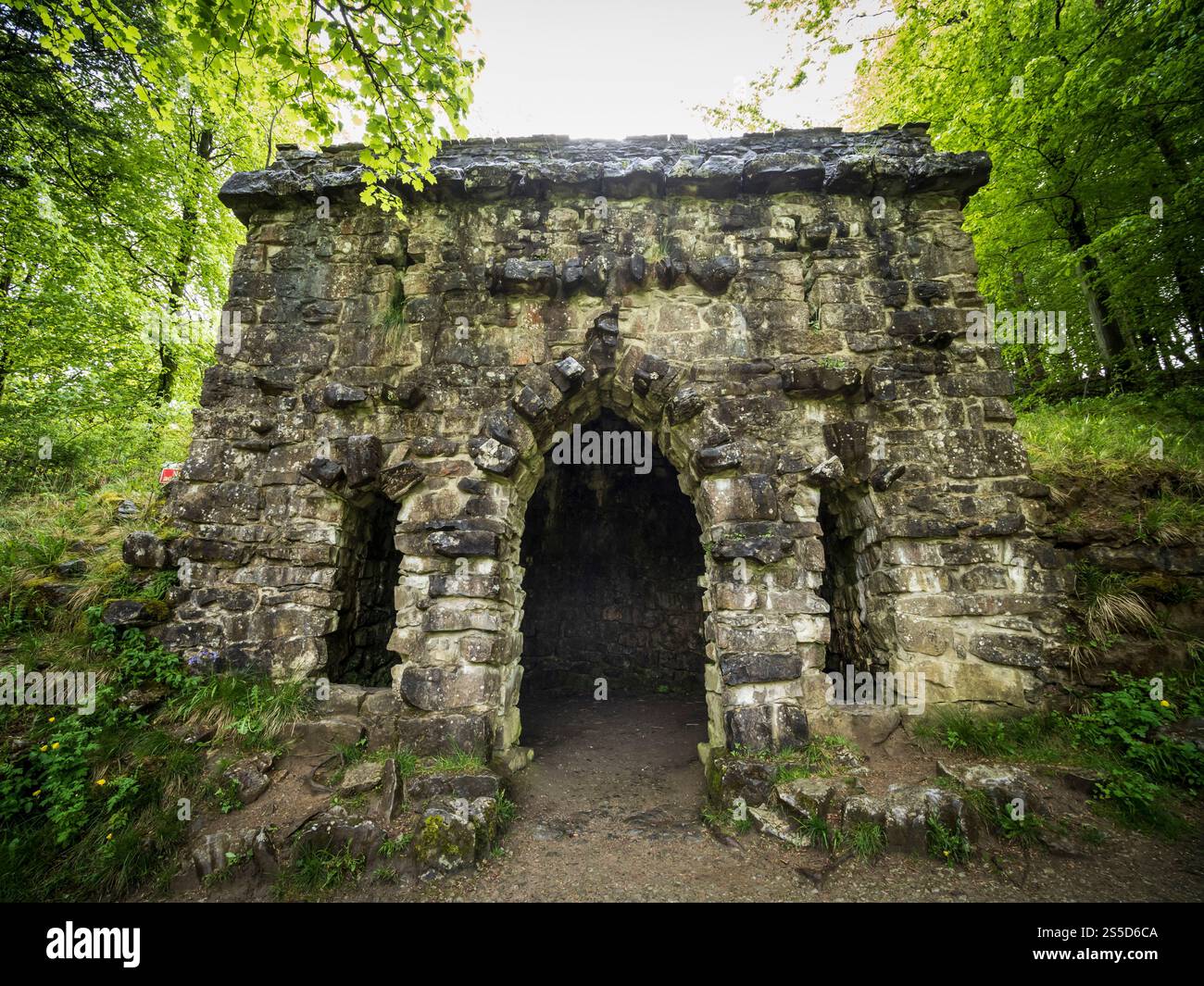 Ribblesdale, Yorkshire, Großbritannien - Ingleborough Cave. Eine Ruhestätte, die die Zelle eines Einsiedlers imitiert, auf dem Weg zur Höhle von Clapham. Stockfoto