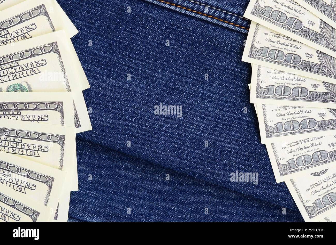 Der Fan einer Menge US-Dollar ist auf einer dunklen Jeansfläche. Hintergrundbild Stockfoto