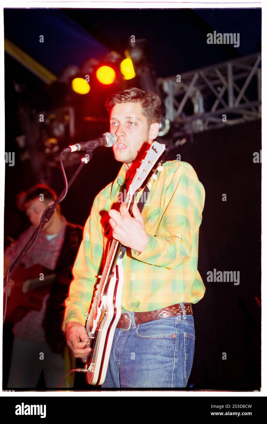 CALEXICO, YOUNG, READING FESTIVAL, 2000: Ein junger Joey Burns von der US-amerikanischen Band Caexico beim Reading Festival, 26. August 2000. Foto: Rob Watkins. INFO: Calexico ist eine 1996 gegründete US-amerikanische Band, die Indie-Rock mit südwestlichen, Mariachi- und Jazz-Einflüssen verbindet. Bekannt für ihre filmischen Soundlandschaften, erlangten sie mit Alben wie Feast of Wire Anerkennung und kreierten eindrucksvolle Musik, die von der Wüste und den Grenzgebieten inspiriert wurde. Stockfoto
