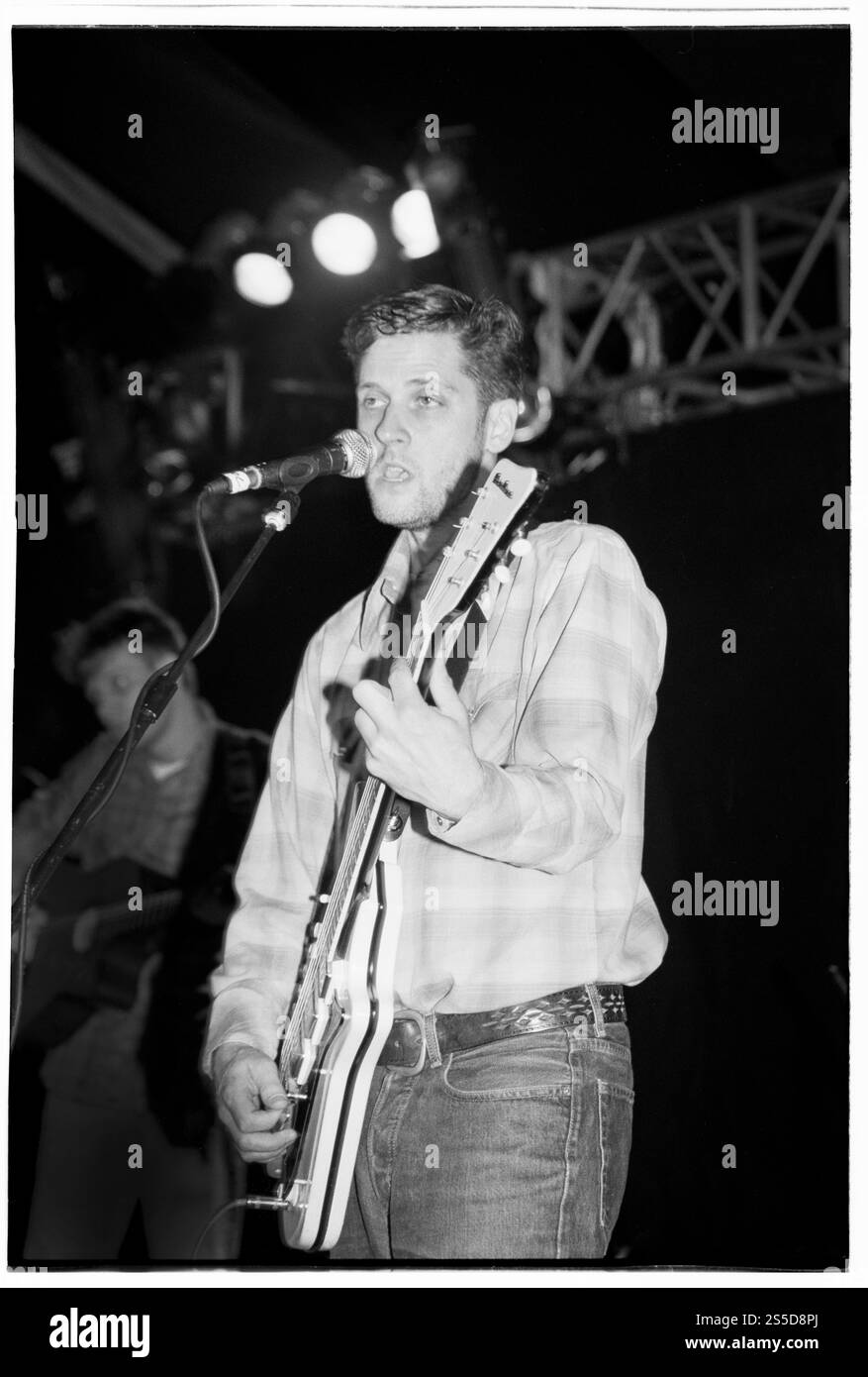 CALEXICO, YOUNG, READING FESTIVAL, 2000: Ein junger Joey Burns von der US-amerikanischen Band Caexico beim Reading Festival, 26. August 2000. Foto: Rob Watkins. INFO: Calexico ist eine 1996 gegründete US-amerikanische Band, die Indie-Rock mit südwestlichen, Mariachi- und Jazz-Einflüssen verbindet. Bekannt für ihre filmischen Soundlandschaften, erlangten sie mit Alben wie Feast of Wire Anerkennung und kreierten eindrucksvolle Musik, die von der Wüste und den Grenzgebieten inspiriert wurde. Stockfoto