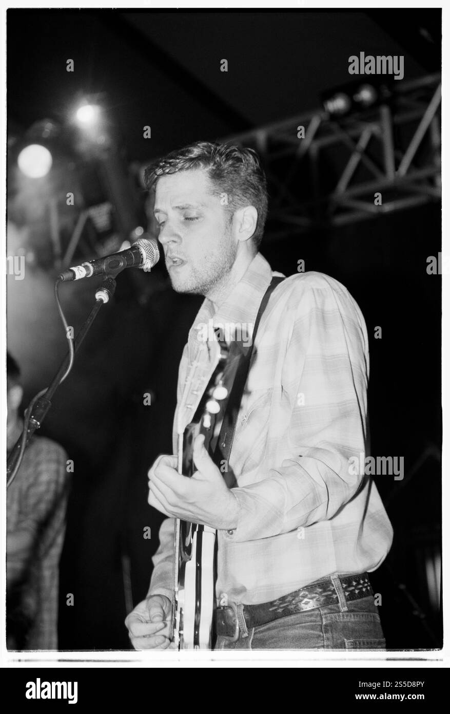 CALEXICO, YOUNG, READING FESTIVAL, 2000: Ein junger Joey Burns von der US-amerikanischen Band Caexico beim Reading Festival, 26. August 2000. Foto: Rob Watkins. INFO: Calexico ist eine 1996 gegründete US-amerikanische Band, die Indie-Rock mit südwestlichen, Mariachi- und Jazz-Einflüssen verbindet. Bekannt für ihre filmischen Soundlandschaften, erlangten sie mit Alben wie Feast of Wire Anerkennung und kreierten eindrucksvolle Musik, die von der Wüste und den Grenzgebieten inspiriert wurde. Stockfoto