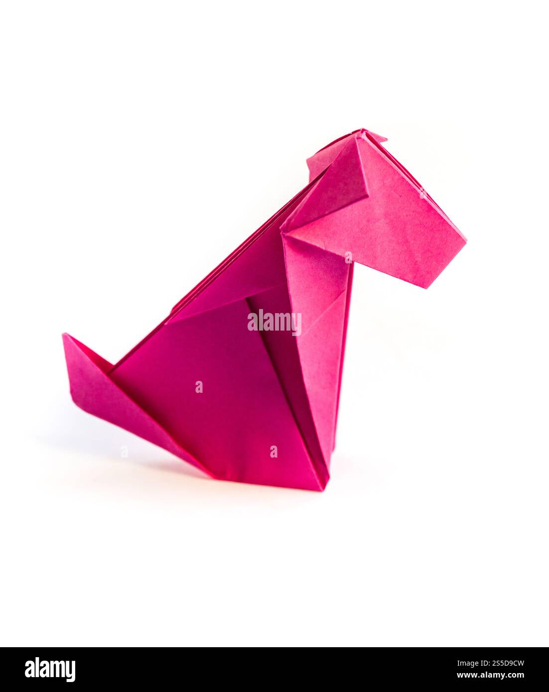 Rosafarbener Papierhund Origami isoliert auf einem leeren weißen Hintergrund. Rosa Papierhund Origami isoliert auf weißem Hintergrund Stockfoto