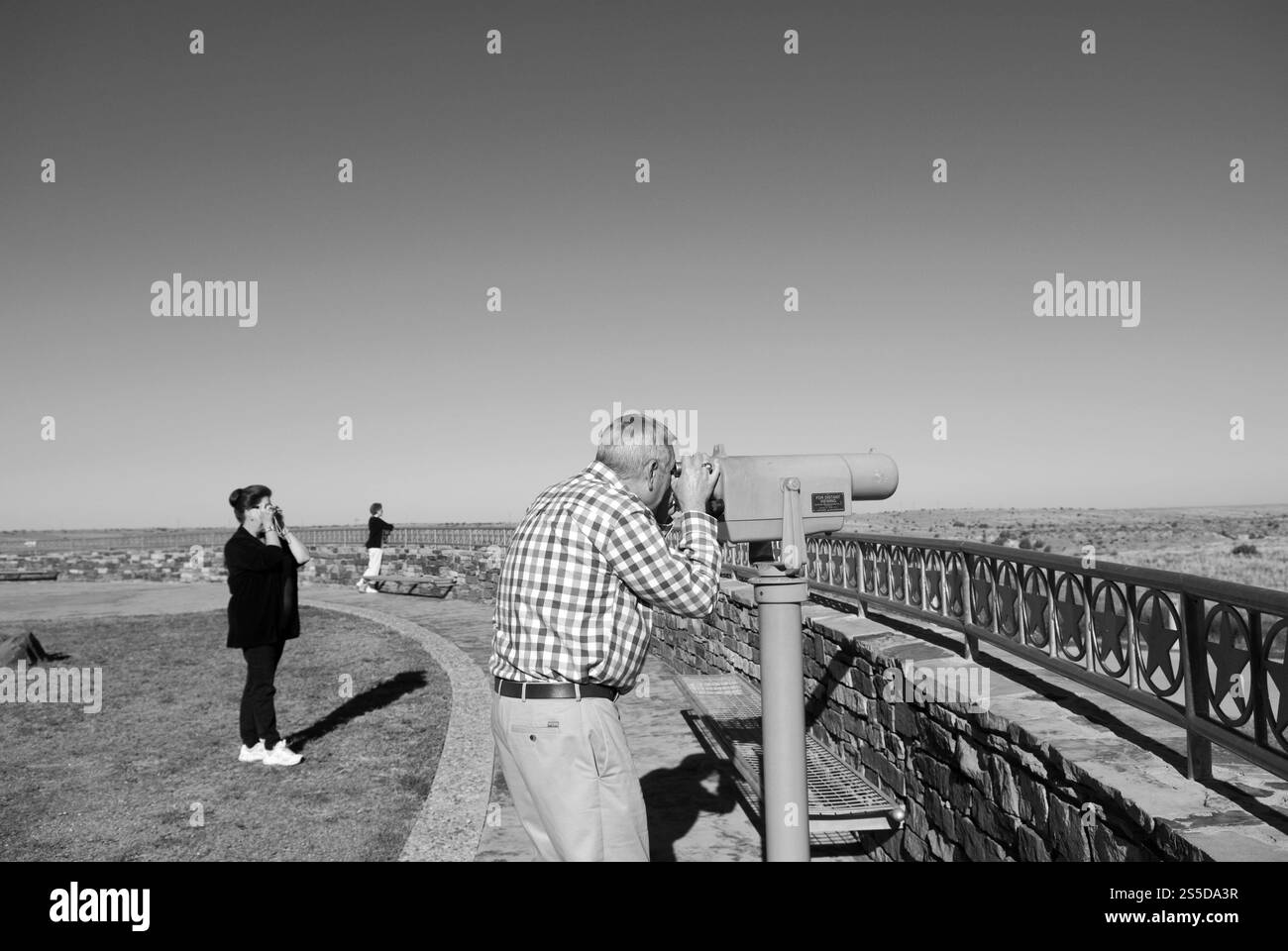 Kaukasische Senioren genießen die weitläufige Wüstenlandschaft im Texas Welcome Center in der Nähe von Amarillo, USA. Stockfoto