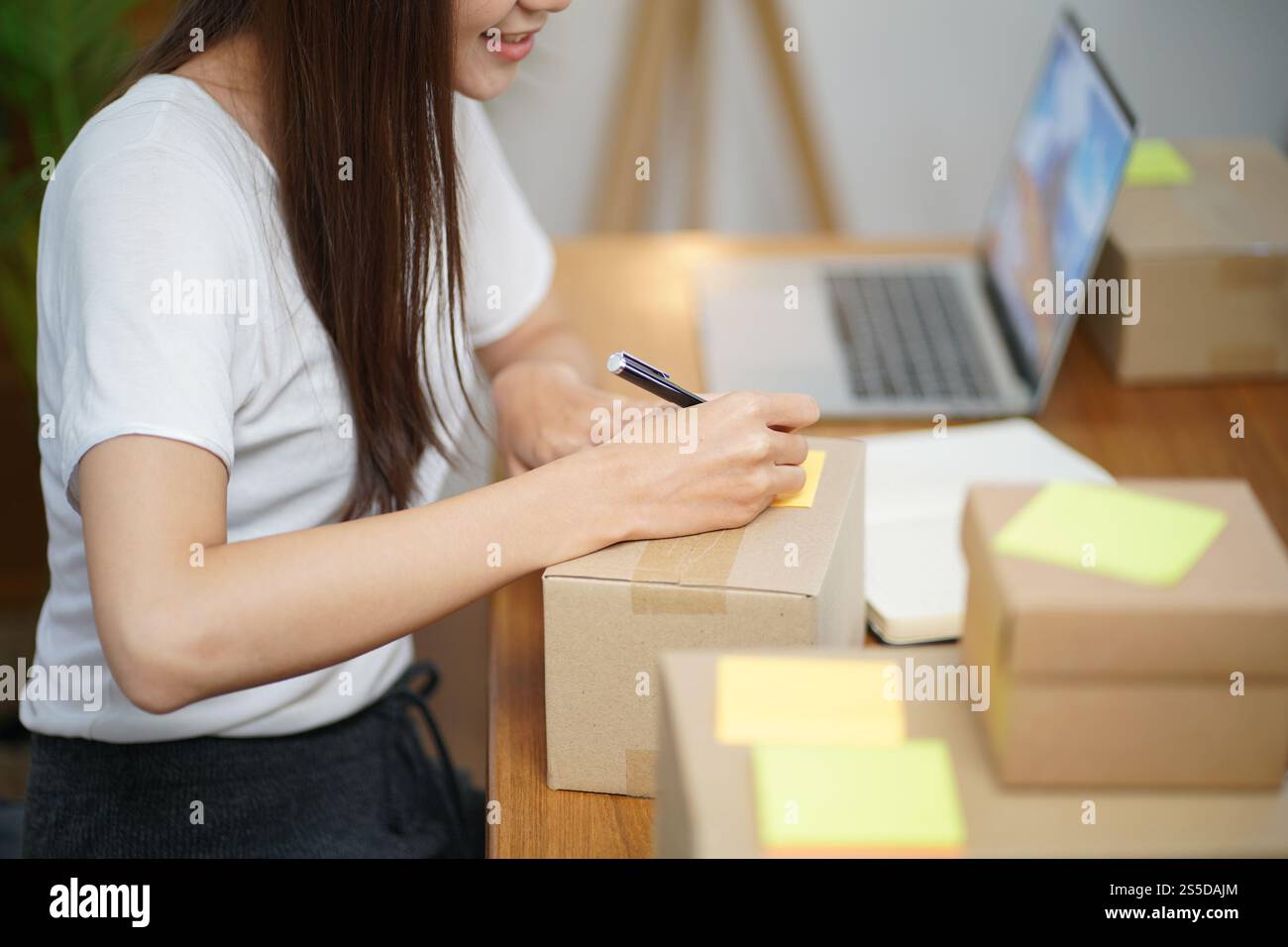 Asiatische Frau, die Paketzustellbox vorbereitet Versand für den Einkauf Online-Zustellung Postservice Menschen und Versandkonzept. Stockfoto