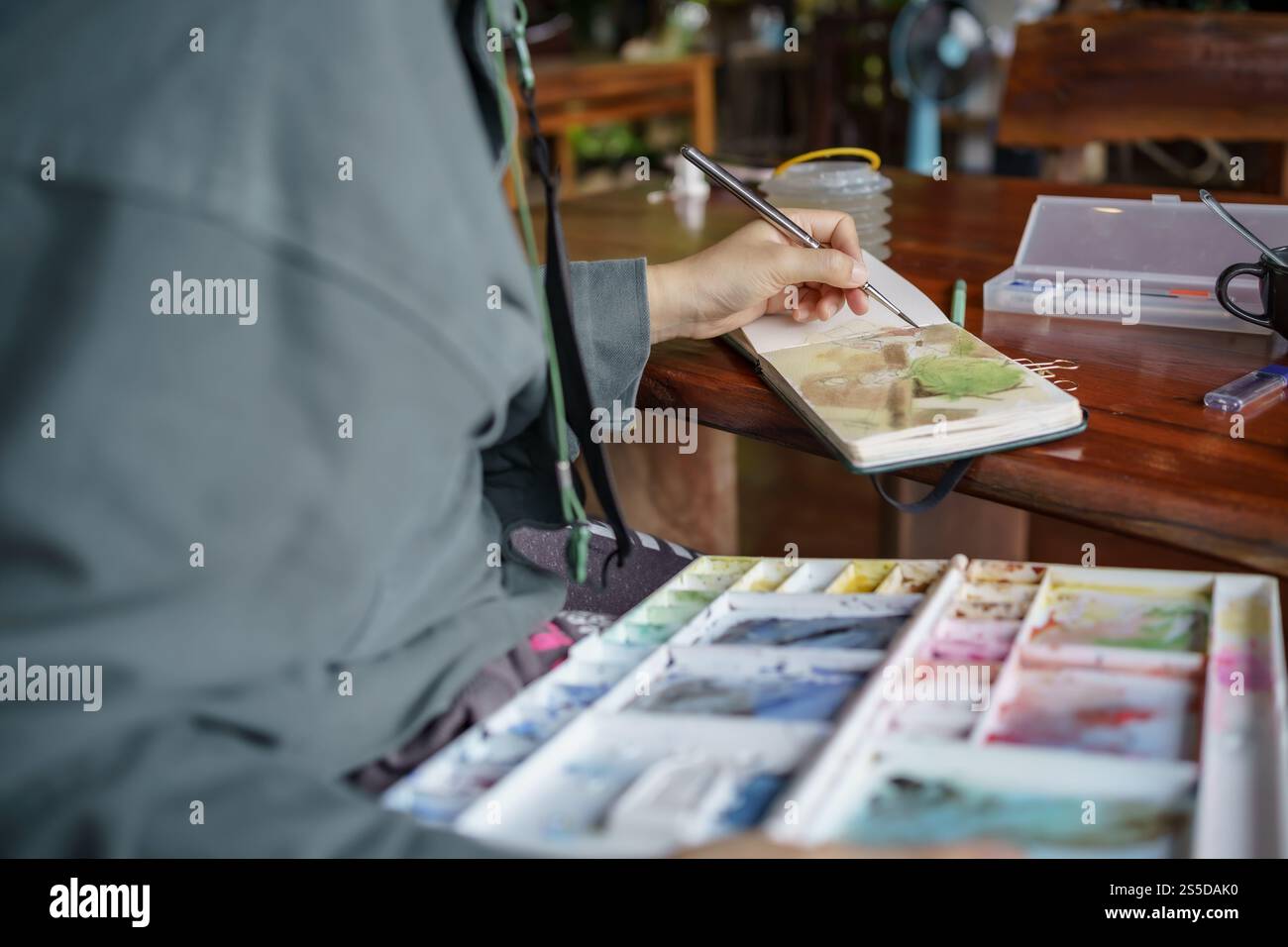 Student im Kunststudio. Hand haltender Künstler Pinsel mischen FarbÖlgemälde auf Palette Kunst Kreativität und Menschen Konzept. Stockfoto