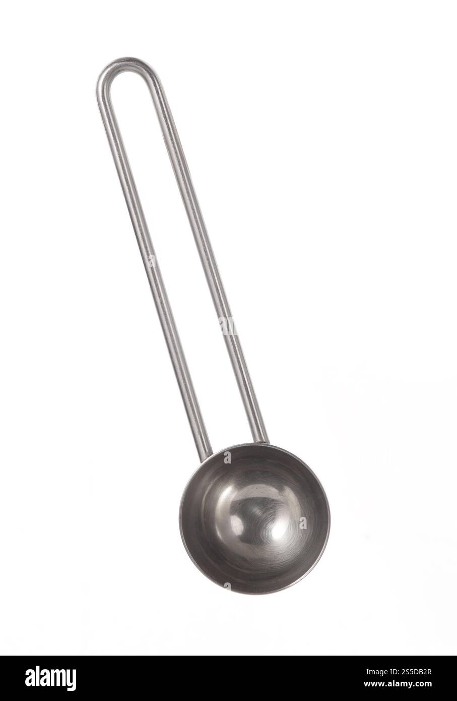 Metallkaffee oder andere trockene Zutaten Löffel mit langem Griff aus Edelstahl, isoliert auf weißem Hintergrund Stockfoto
