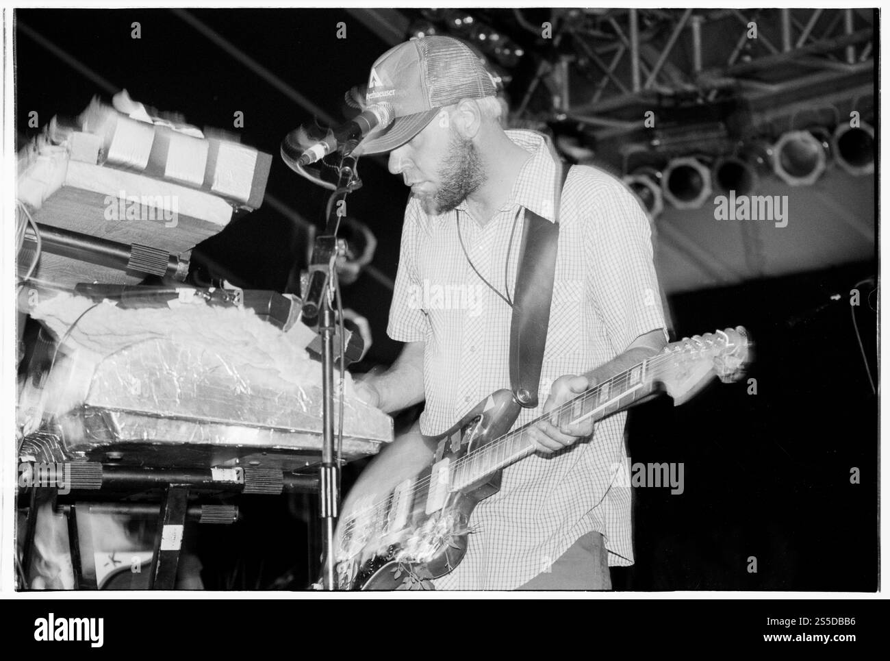 GRANDADDY, READING FESTIVAL, 2000: Jason Lytle von der US-amerikanischen Indie-Band Grandaddy spielte am 25. August 2000 eine Fender-Gitarre auf der Melody Maker Stage beim Reading Festival, UK. Foto: Rob Watkins. INFO: Grandaddy ist eine US-amerikanische Indie-Rock-Band, die 1992 gegründet wurde und für ihren Lo-fi-Sound bekannt ist, der Elektronik und herzliches Geschichtenerzählen verbindet. Unter der Leitung von Jason Lytle erlangten sie mit Alben wie The Sophtware Slump große Anerkennung und erforschten Themen wie Technologie, Isolation und Natur. Stockfoto