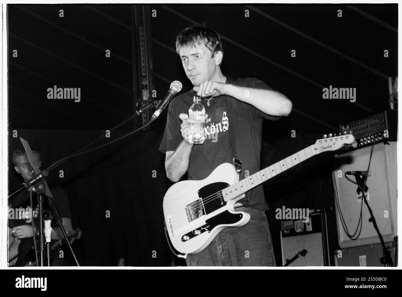 GRAHAM COXON, SOLO, READING FESTIVAL, 2000: Graham Coxon aus Blur spielt ein Fender Telecaster Solo auf der Melody Maker Stage beim Reading Festival am 26. August 2000. Foto: Rob Watkins. INFO: Graham Coxon, bekannt für seine Rolle als Blur's Gitarrist, begann eine erfolgreiche Solokarriere, die von eklektischer und experimenteller Musik geprägt war. Alben wie „Happiness in Magazinen“ und „A+E“ zeigten sein einzigartiges Songwriting, indem sie alternative Rock-, Folk- und Punkeinflüsse miteinander verflochten und ihn zu einem unverwechselbaren Solokünstler machten. Stockfoto