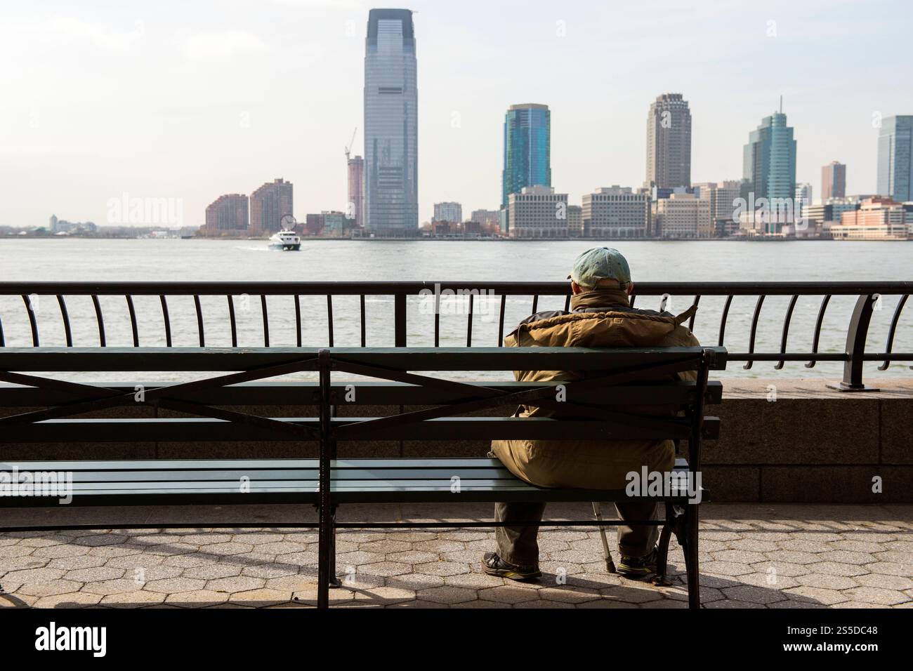 Pensionierter Mann genießt die Aussicht älterer Erwachsener genießt die Aussicht auf die Skyline von Jersey City von der Hudson River Shoreline in Manhattan. New York City, USA. New York City Hudson River Shoreline, Manhatta New York Vereinigte Staaten von Amerika Copyright: XGuidoxKoppesxPhotox Stockfoto