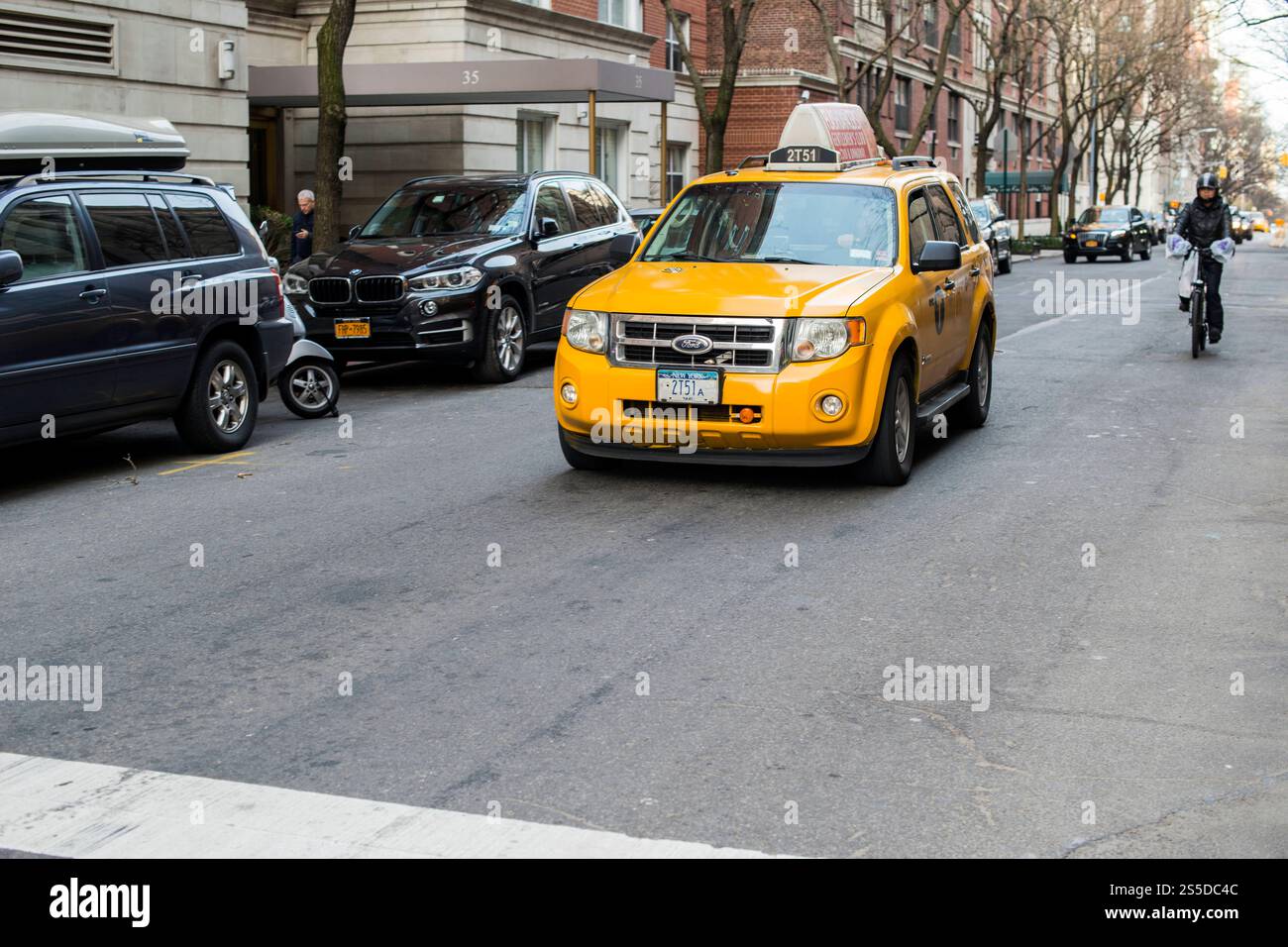 Yellow Cab Yellow Cab Yellow Cab fährt durch die Straßen von Downtown Manhattan. New York City, USA. New York City Downtown Manhattan New York Vereinigte Staaten von Amerika Copyright: XGuidoxKoppesxPhotox Stockfoto