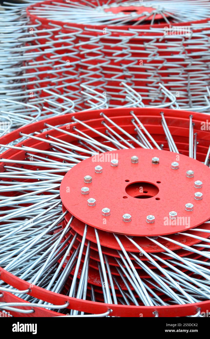 Neuer roter zedder für Anhänger in Landmaschinen zum Sammeln von Heu. Nahaufnahme Stockfoto