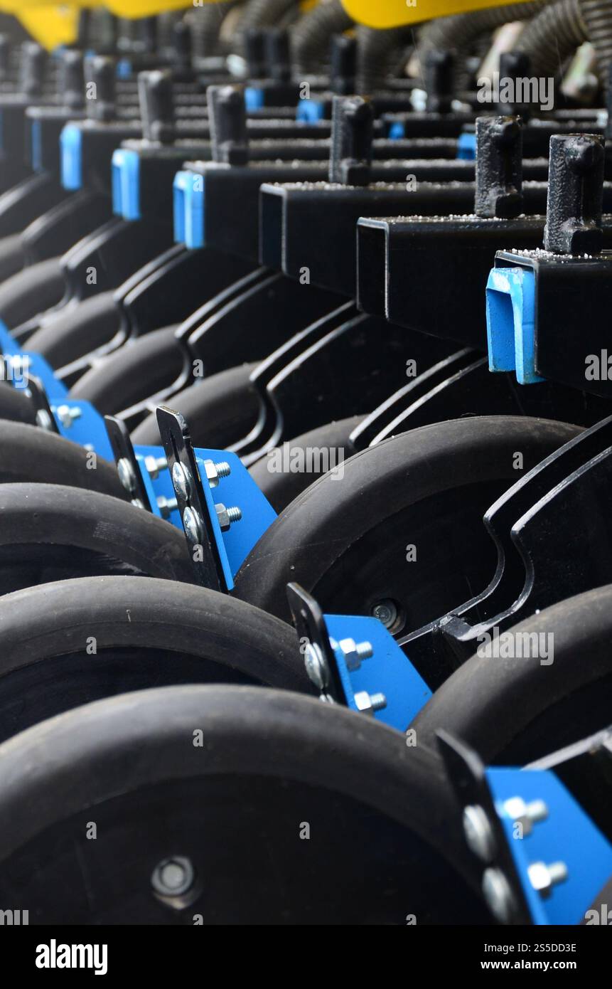 Die Reihe der Räder der neuen industriellen landwirtschaftlichen Sämaschine schließen Nach oben Stockfoto