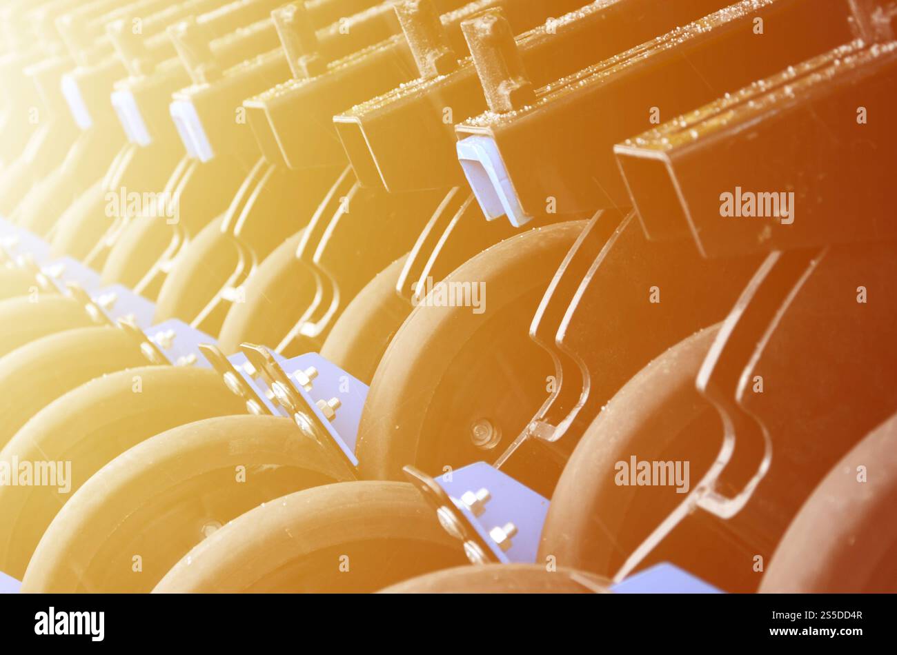 Die Reihe der Räder der neuen industriellen landwirtschaftlichen Sämaschine schließen Nach oben Stockfoto