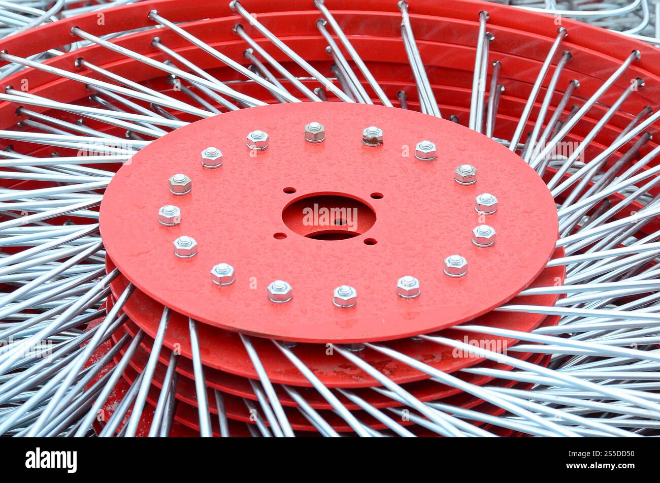 Neuer roter zedder für Anhänger in Landmaschinen zum Sammeln von Heu. Nahaufnahme Stockfoto