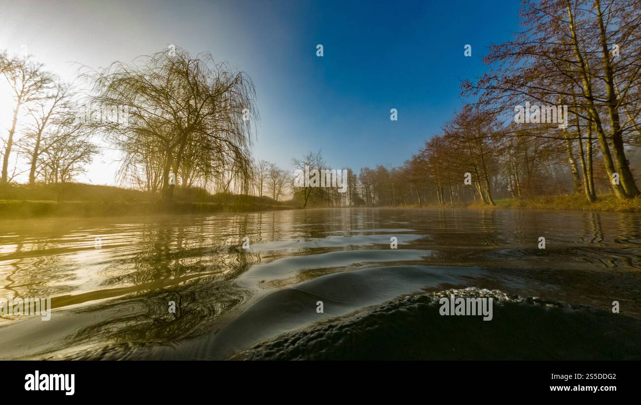 Einsame Pool Bridge Farm wilder Schwimmteich aus der Sicht eines Schwimmers an einem sonnigen Tag im Winter. York. Stockfoto