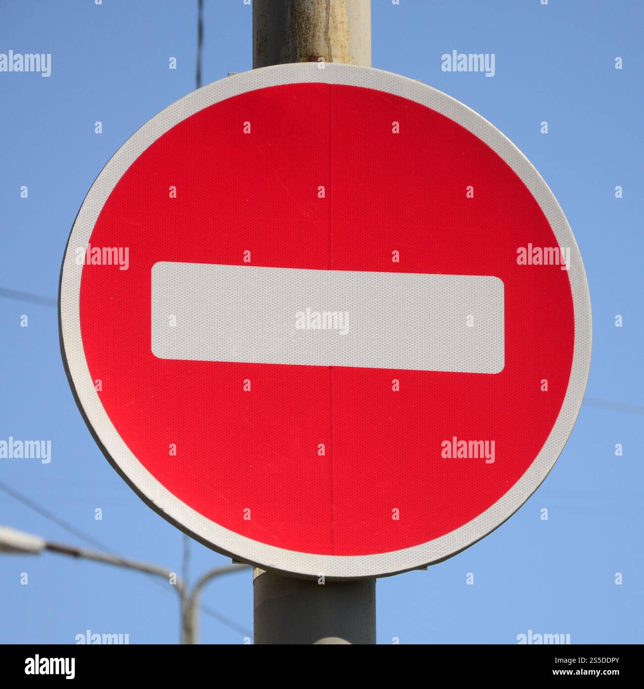 Straßenschild in Form eines weißen Rechtecks in einem roten Kreis. Kein Eintrag Stockfoto