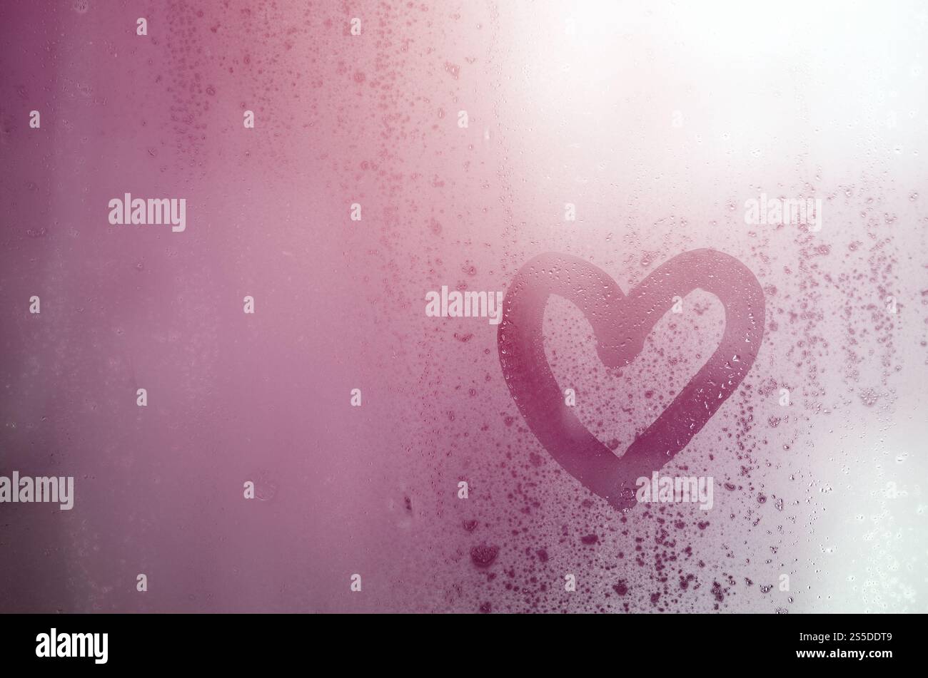 Das Herz ist auf das vernebelte Glas in der gemalt Winter Stockfoto