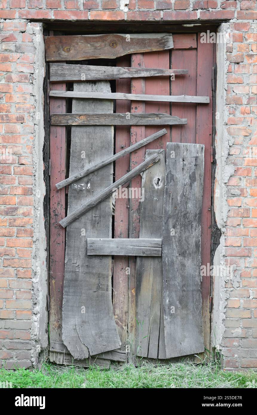 Ich habe eine Holztür zu einem alten verlassenen Haus verkabelt Stockfoto
