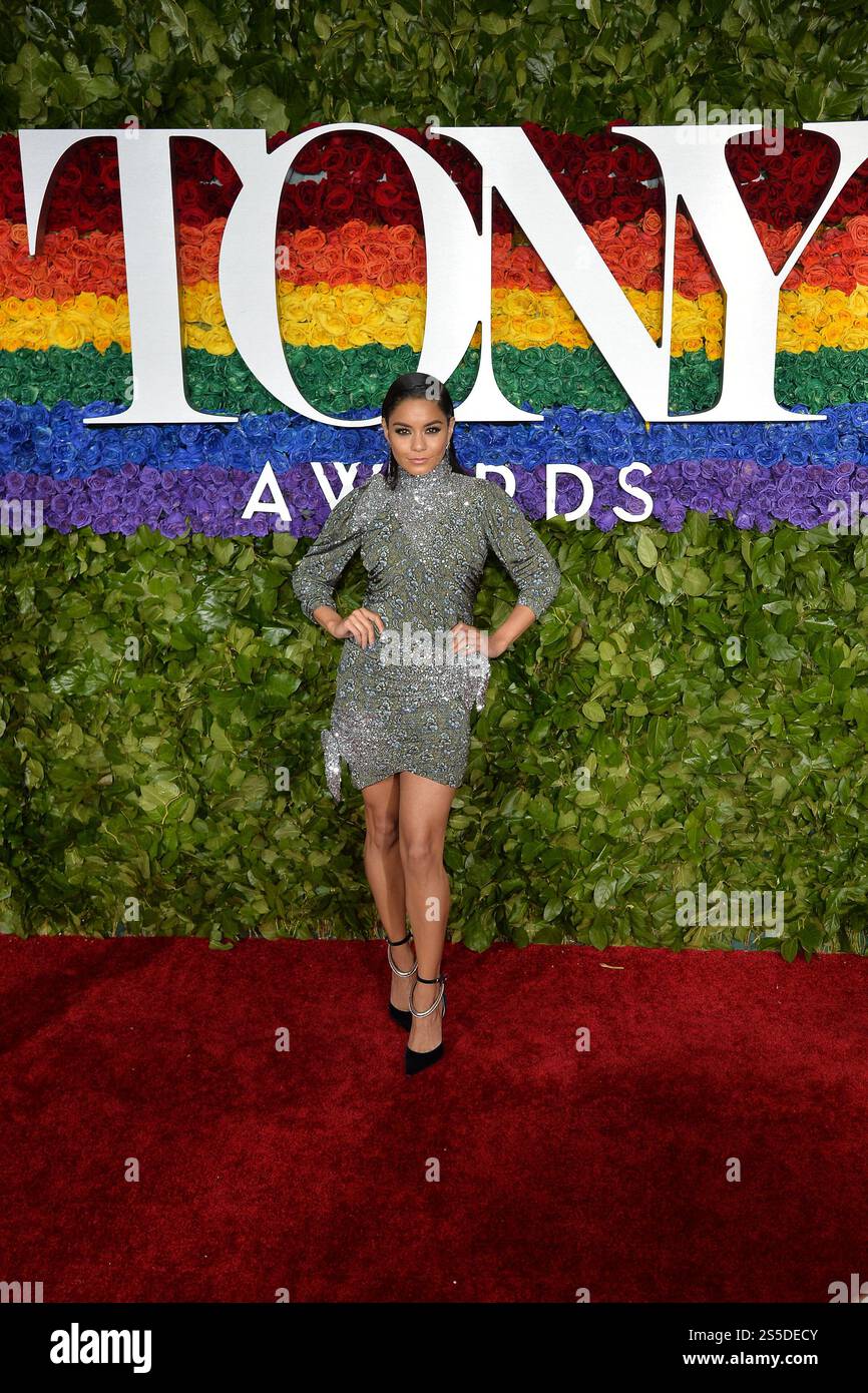 Vanessa Hudgens (1,5m) bei der Ankunft für die 73. Jährlichen Tony Awards in der Radio City Music Hall am 9. Juni 2019 in New York City. BANG MEDIA INTERNATIONAL FAMOUS PICTURES 28 HOLMES ROAD LONDON NW5 3AB VEREINIGTES KÖNIGREICH TEL. +44 (0) 20 7485 1005 E-MAIL PICTURES@FAMOUS.UK.COM Stockfoto