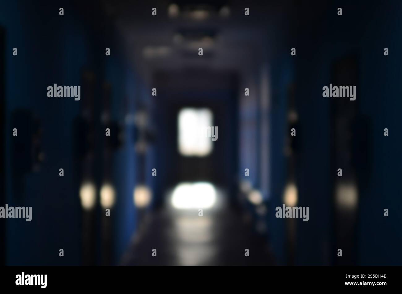 Die verschwommenes Bild von düsteren Korridor von einem vernachlässigten öffentlichen Gebäude. Defokussierten Bild von einem öffentlichen Raum in einem schlechten Wohn- hochhaus Stockfoto
