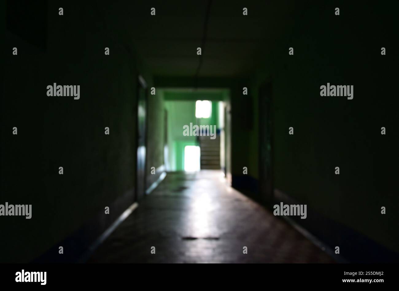 Die verschwommenes Bild von düsteren Korridor von einem vernachlässigten öffentlichen Gebäude. Defokussierten Bild von einem öffentlichen Raum in einem schlechten Wohn- hochhaus Stockfoto