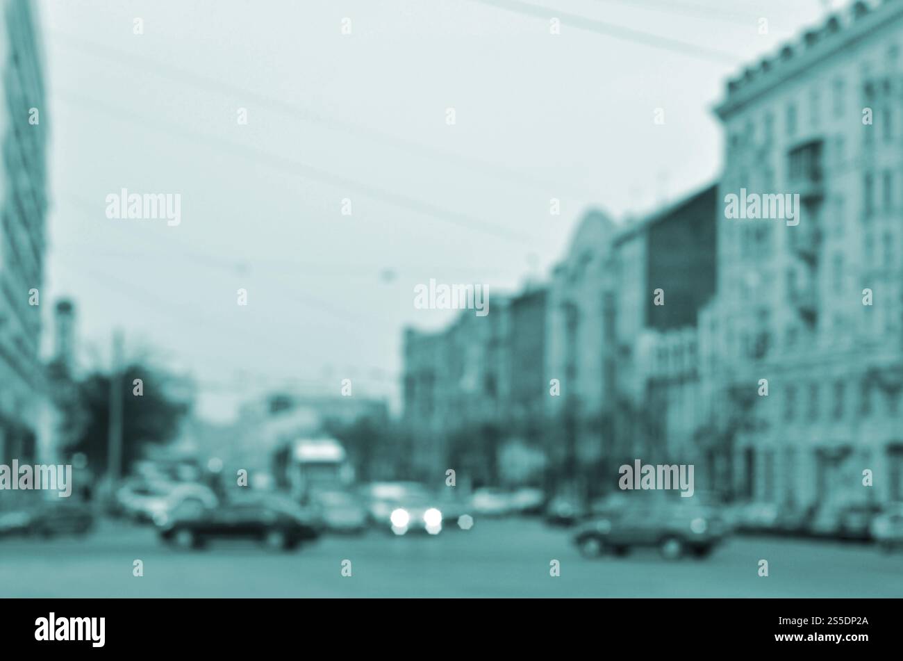 Verschwommene und unscharfe Landschaft mit einer Stadtstraße während des Verkehrs. In der Abendzeit fahren viele Autos entlang der Straße mitten in der Stadt. Stockfoto