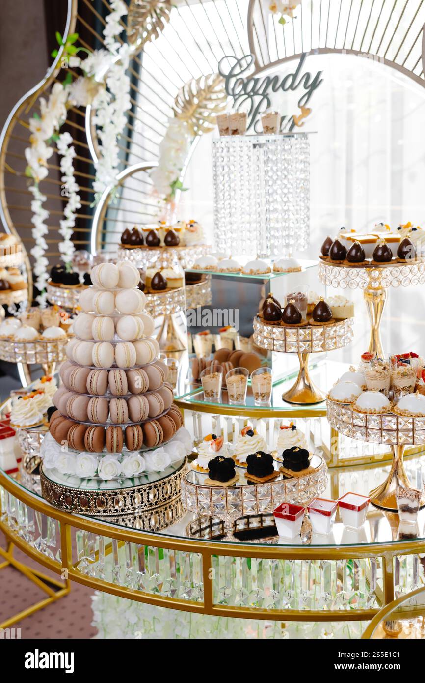 Luxuriöses Schokoriegel-Buffet mit einer Auswahl an leckeren Gebäckstücken, Macarons und Süßigkeiten für ein elegantes und verführerisches Dessert Stockfoto