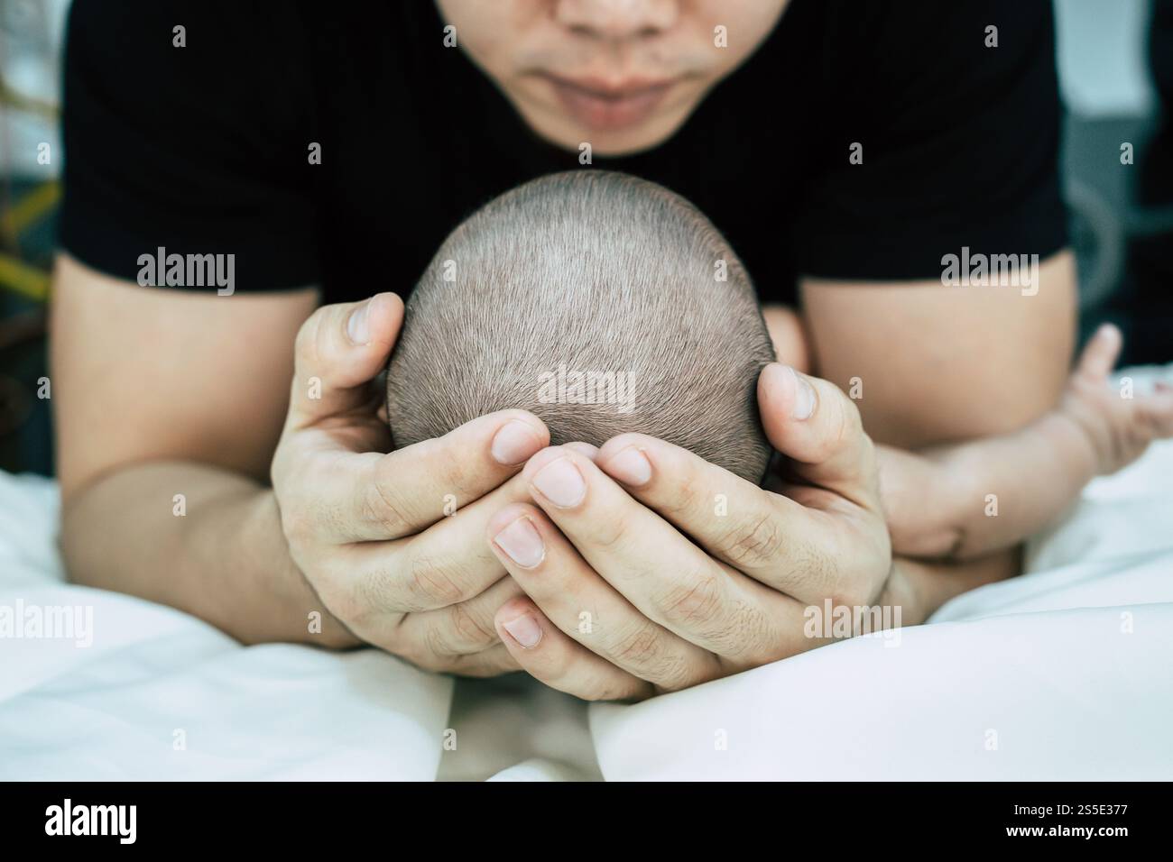 Baby schläft in Vaterhand, selektiver Fokus Stockfoto