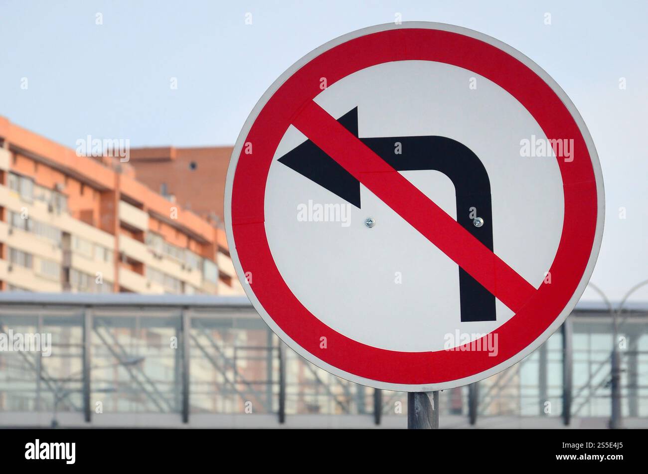 Links abbiegen ist verboten. Verkehrsschild mit durchgestrichenen Pfeil nach links Stockfoto