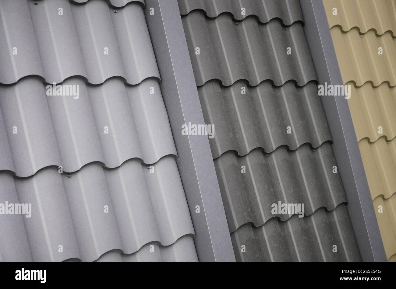 Dachschablonen aus Metallfliesen. Mehrere Teile der Dachabdeckung Stockfoto