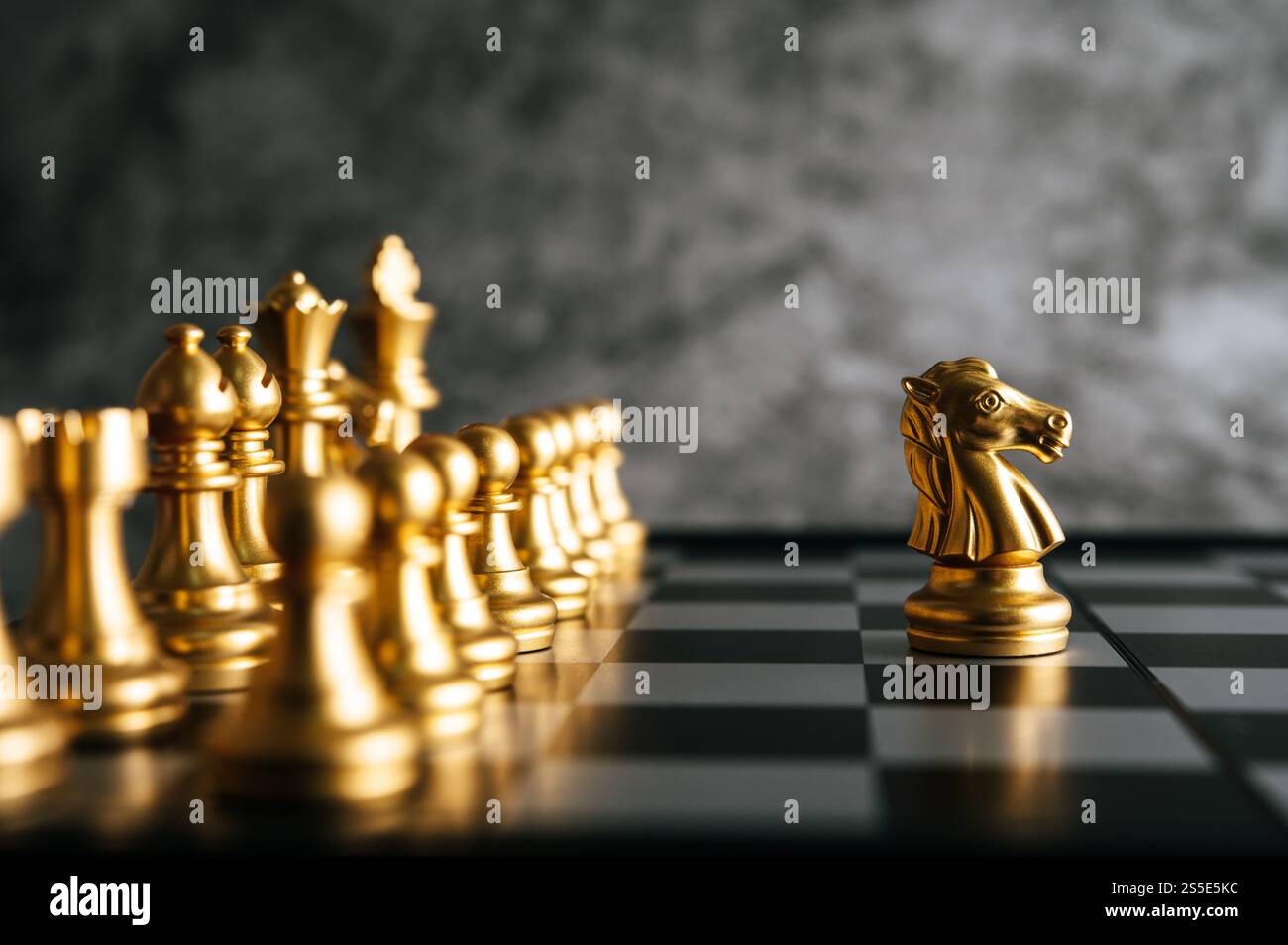 Goldschach auf dem Schachbrettspiel für Business Metaphor Leadership Concept Stockfoto