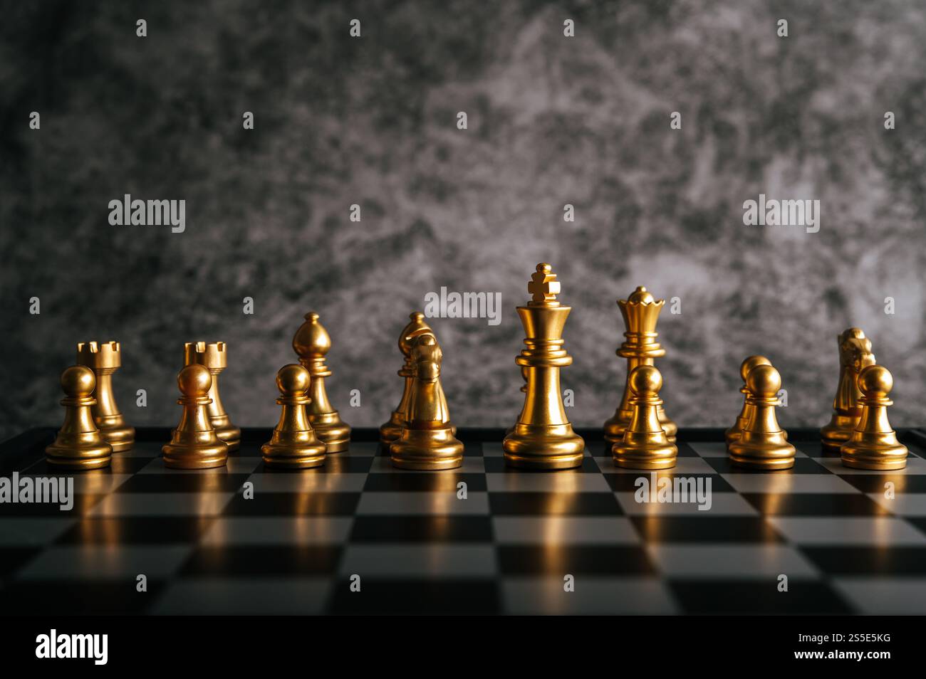 Goldschach auf dem Schachbrettspiel für Business Metaphor Leadership Concept Stockfoto