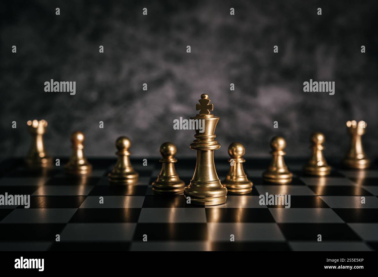 Goldschach auf dem Schachbrettspiel für Business Metaphor Leadership Concept Stockfoto