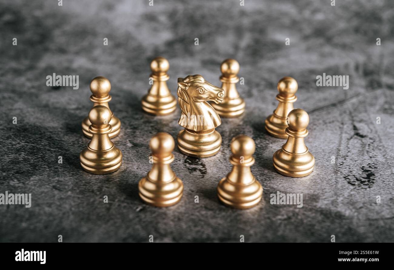 Goldschach auf dem Schachbrettspiel für Business Metaphor Leadership Concept Stockfoto