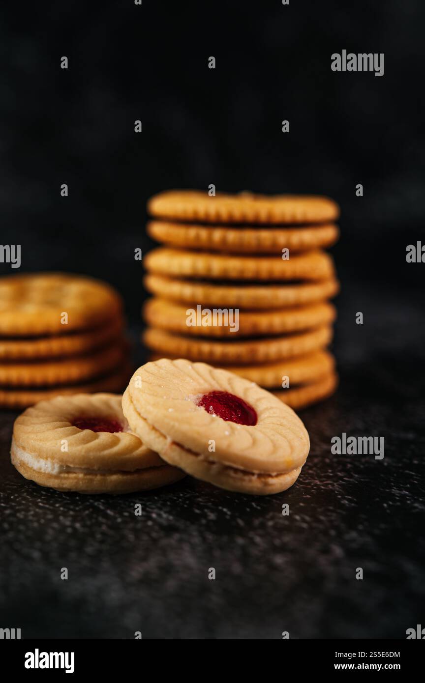 Ein Haufen Kekse auf einem Holztisch. Selektiver Fokus Stockfoto