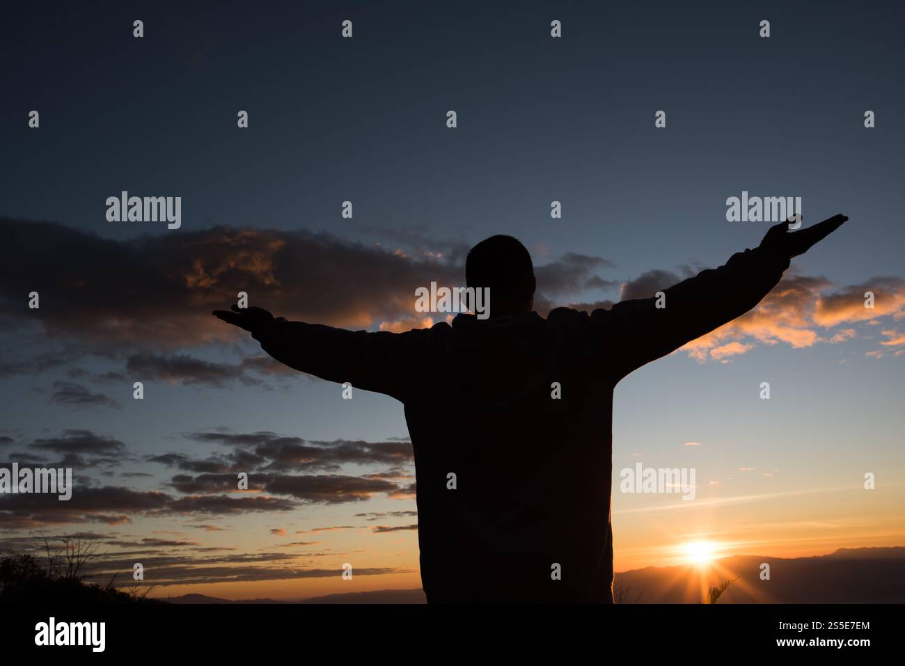 Silhouette von Menschen, die die Hand Gottes erheben Stockfoto
