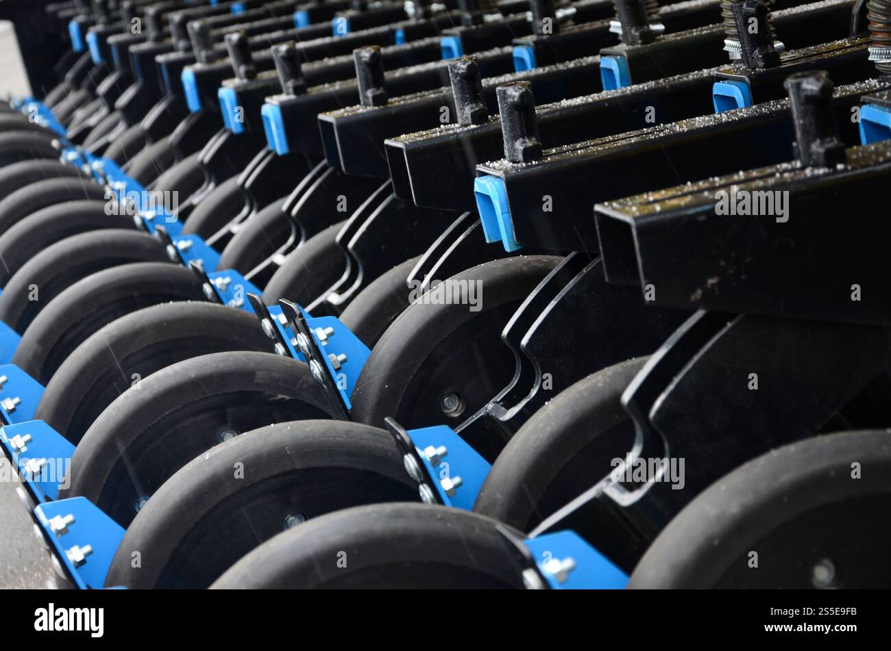 Die Reihe der Räder der neuen industriellen landwirtschaftlichen Sämaschine schließen Nach oben Stockfoto