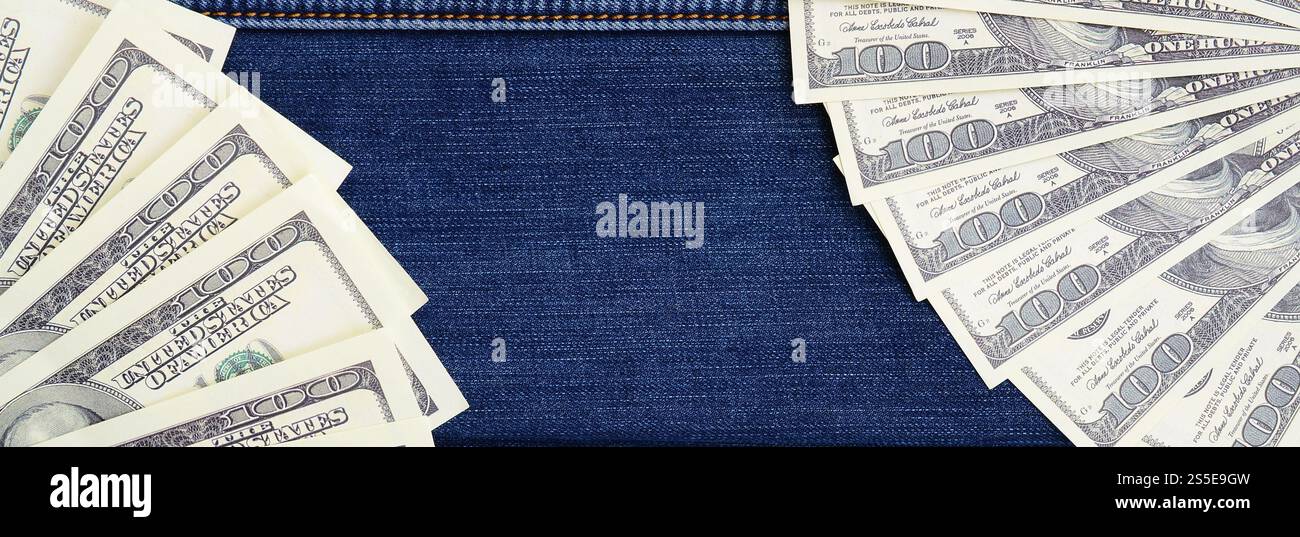 Der Fan einer Menge US-Dollar ist auf einer dunklen Jeansfläche. Hintergrundbild Stockfoto