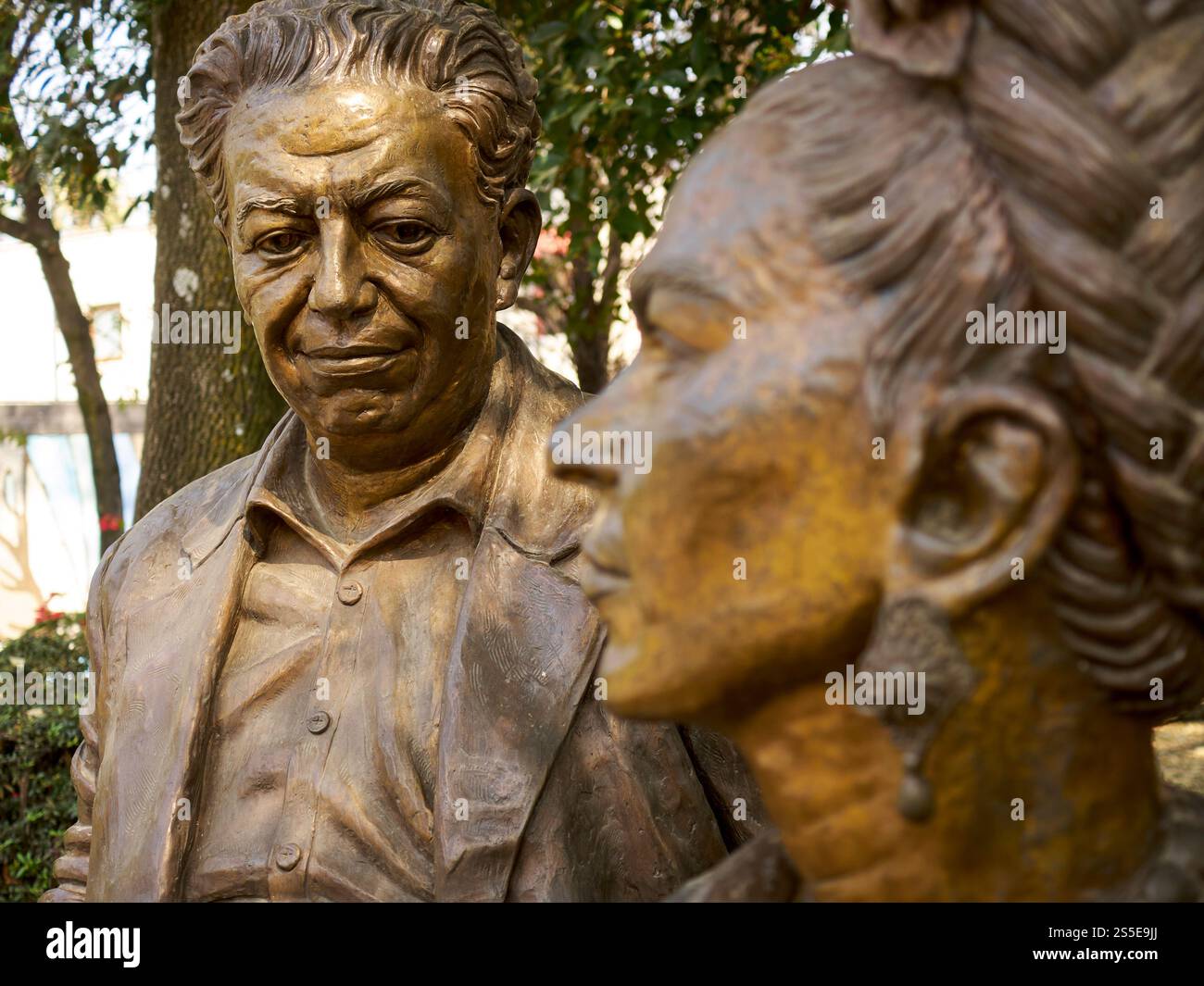 Statuen von Frida Kahlo und Diego Rivera im Frida Kahlo Park. Auch bekannt als Parque Frida Kahlo in Mexiko-Stadt. Stockfoto