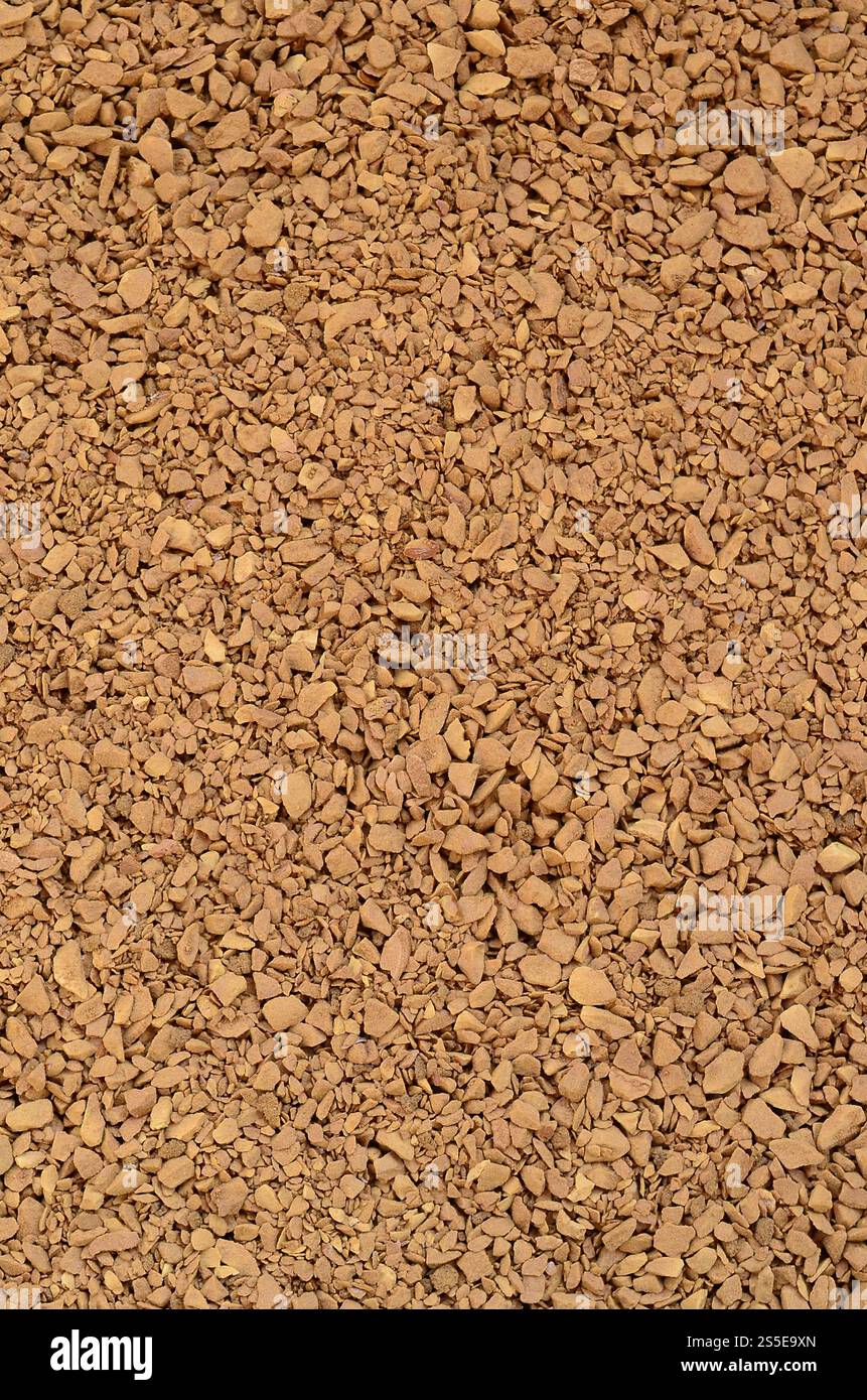 Textur des gemahlenen Kaffees in Form von vielen kleinen, dunkelbraunen Kieseln Stockfoto