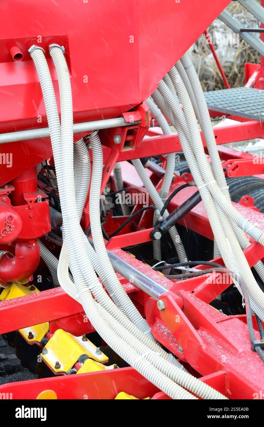 Federn und Rohre sind in einer Reihe angeordnet. Eine Reihe Sämaschine. Schwere Geräte auf der Landwirtschaftsausstellung Stockfoto