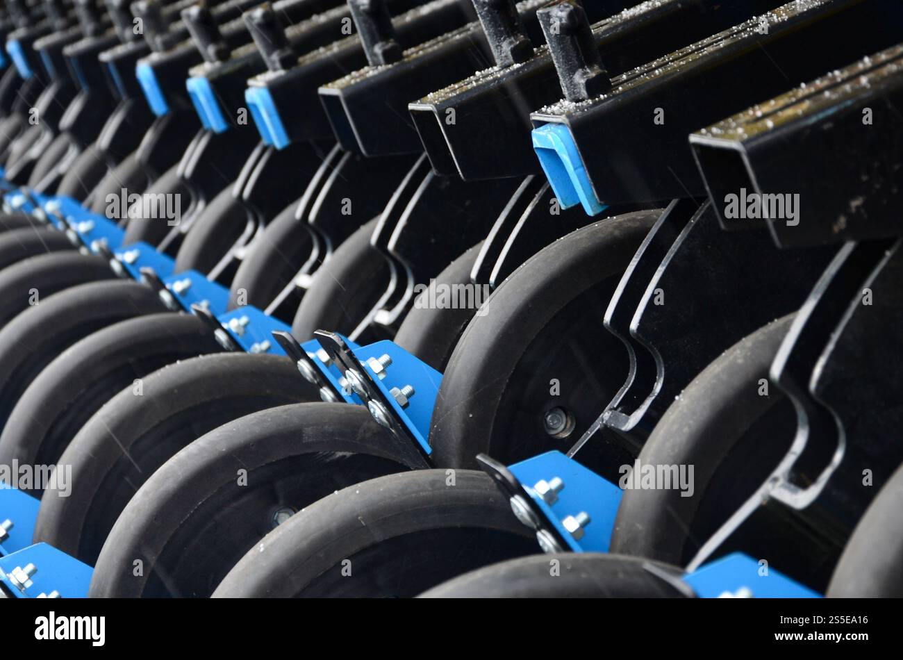Die Reihe der Räder der neuen industriellen landwirtschaftlichen Sämaschine schließen Nach oben Stockfoto
