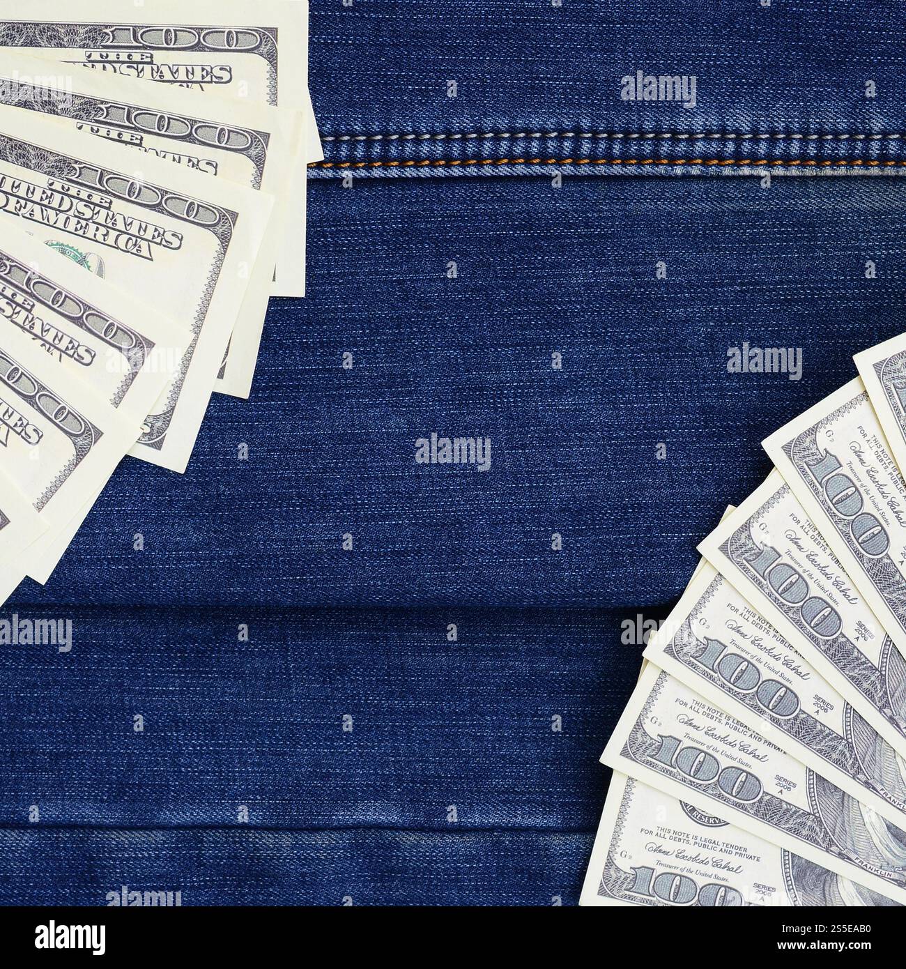 Der Fan einer Menge US-Dollar ist auf einer dunklen Jeansfläche. Hintergrundbild Stockfoto