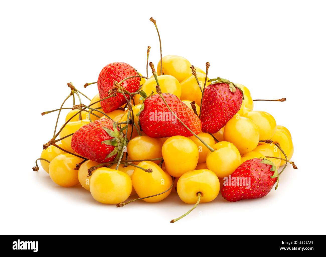 Gelber Kirsch-Erdbeermix isoliert auf weiß Stockfoto