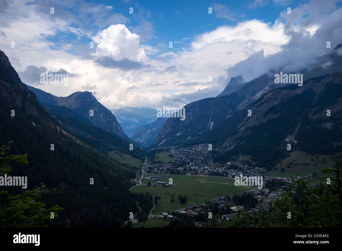 Stadt Pralognan la Vanoise und Berglandschaft. Französische alpen. Pralognan la Vanoise Stadt und Berglandschaft in den französischen alpen Stockfoto