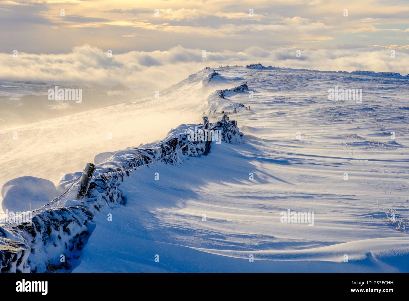 Tiefschnee auf dem Moor von Combs Moss bei Buxton im Peak District National Park, Großbritannien Stockfoto