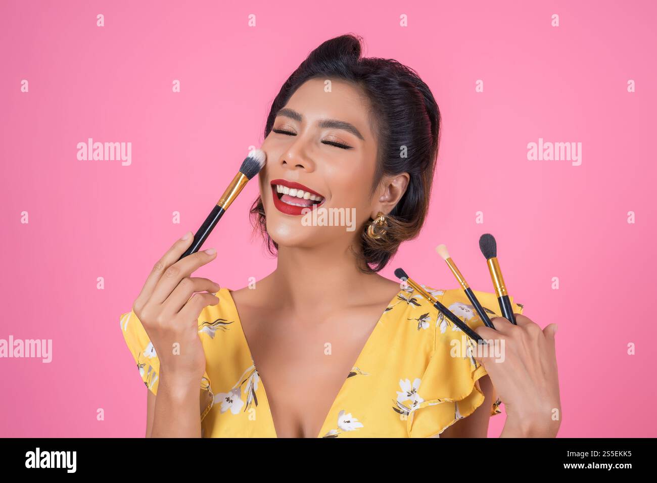 Portrait der Frau mit Make-up Pinsel professionelle Show Stockfoto