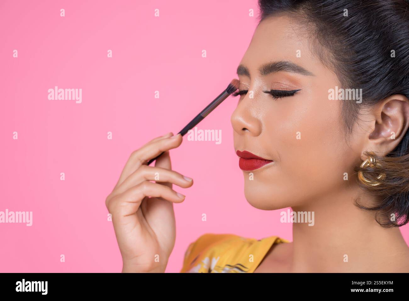 Portrait der Frau mit Make-up Pinsel professionelle Show Stockfoto